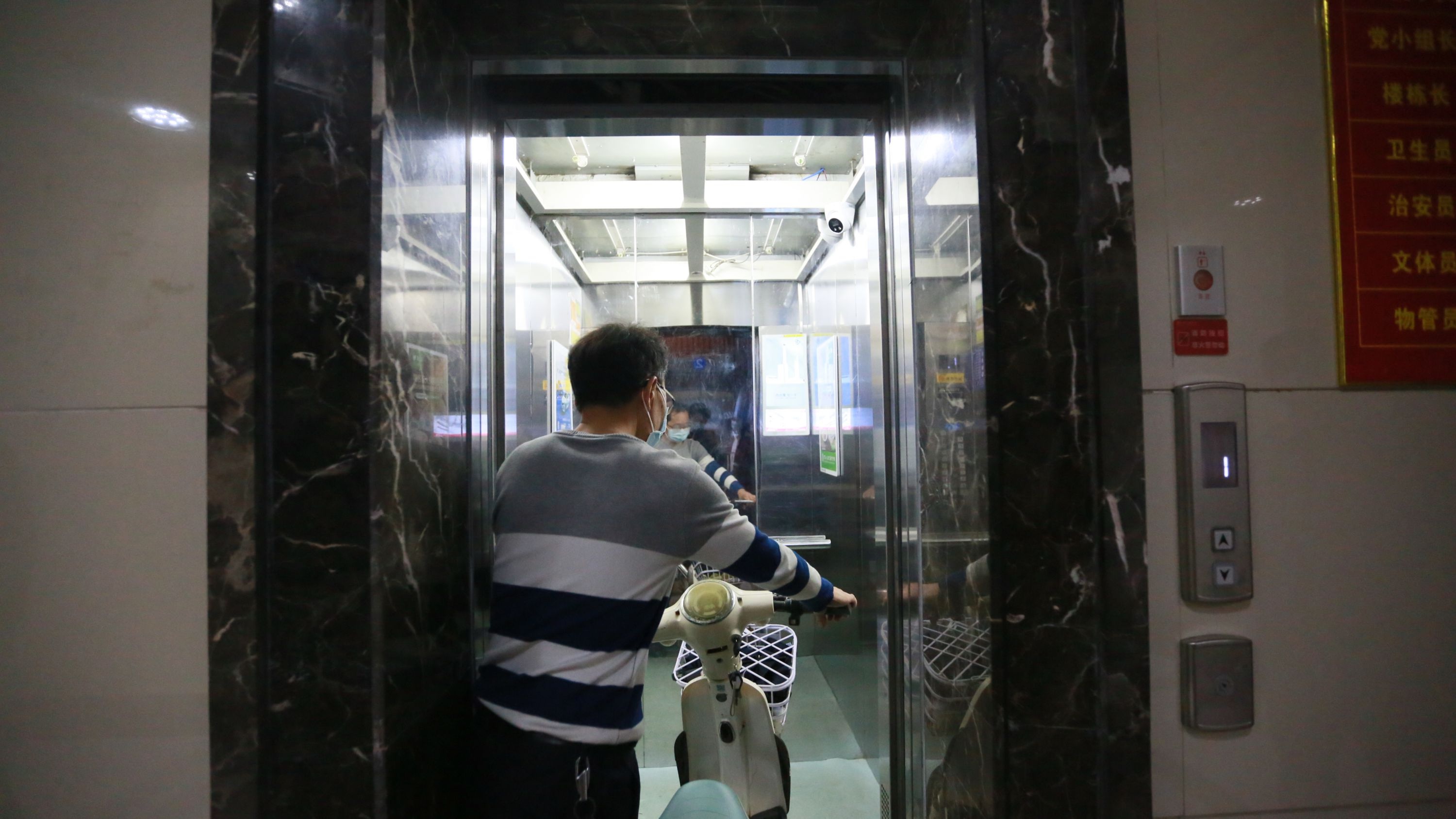 “看見”電動車就“報警”，武漢又一小區(qū)電梯配備智能“天眼”